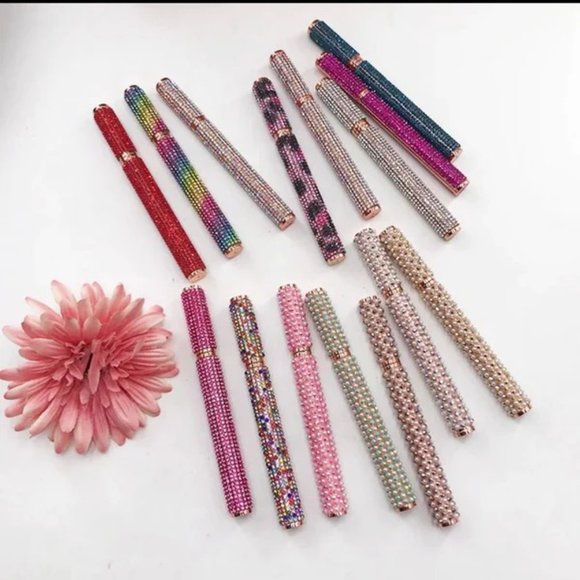 LASH GLUE ADHESIVE PEN, 2 IN 1 EYELINER.PERFECT FOR DARKENING YOUR LASH LINE - Picture 3 of 3